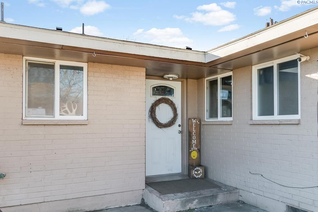Photo of 4004 W Deschutes Ave, Kennewick, WA 99336 (MLS # 289744)