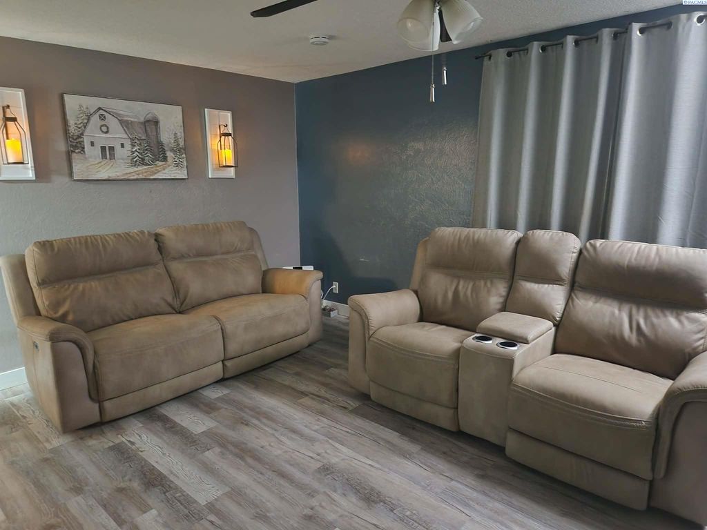 Photo of 4004 W Deschutes Ave, Kennewick, WA 99336 (MLS # 289744)