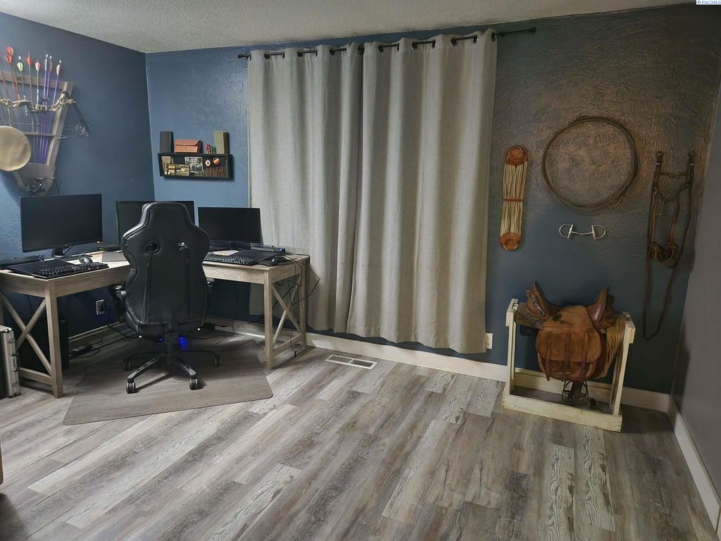 Photo of 4004 W Deschutes Ave, Kennewick, WA 99336 (MLS # 289744)