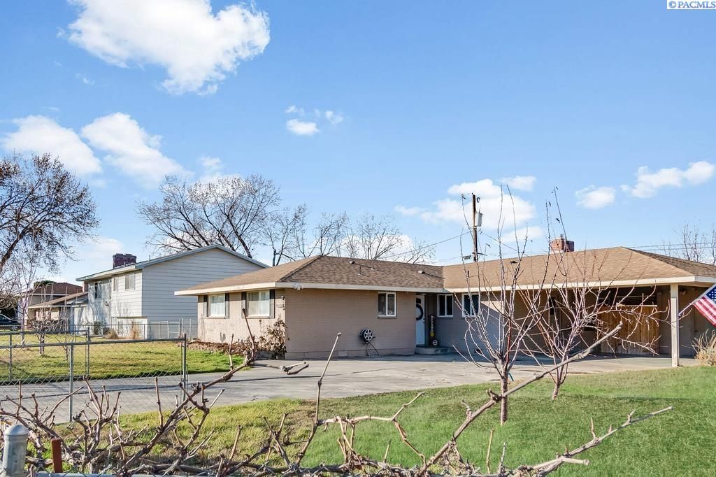 Photo of 4004 W Deschutes Ave, Kennewick, WA 99336 (MLS # 289744)
