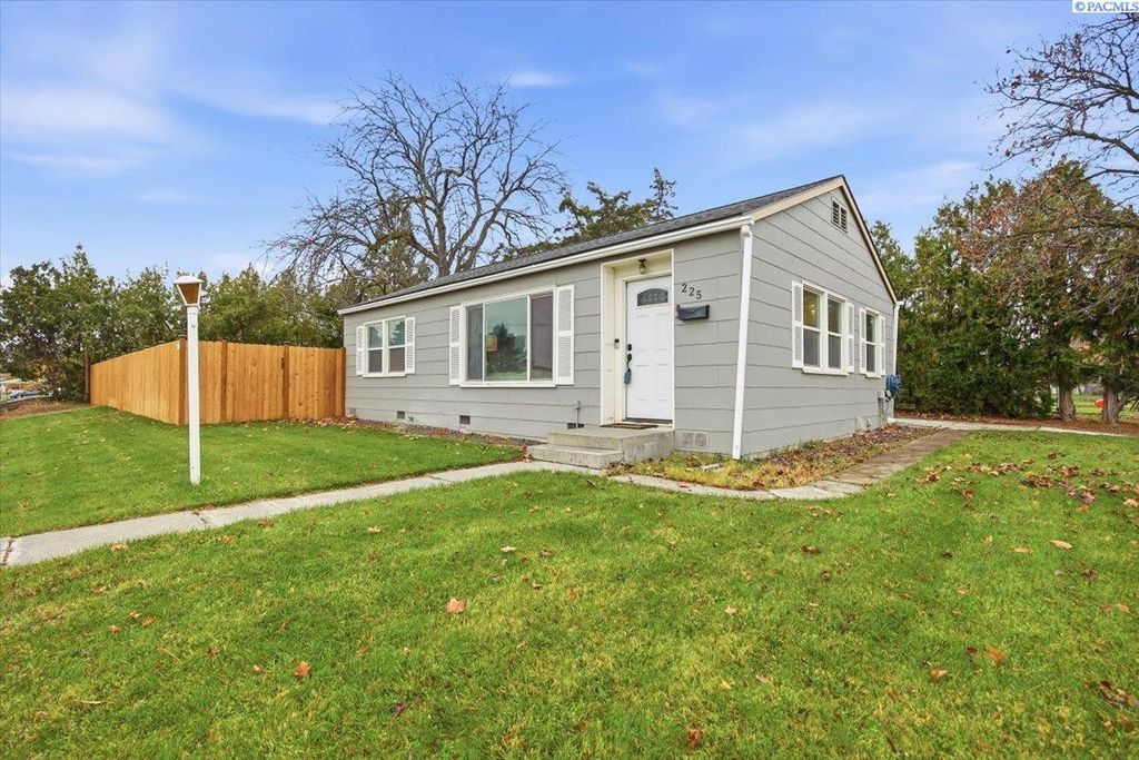 Photo of 225 Thayer Dr, Richland, WA 99352 (MLS # 289129)