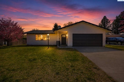 Photo of 2421 W Grand Ronde Pl, Kennewick, WA 99336 (MLS # 295001)