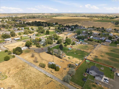 Photo of 131 Off Place, Burbank, WA 99323 (MLS # 293765)