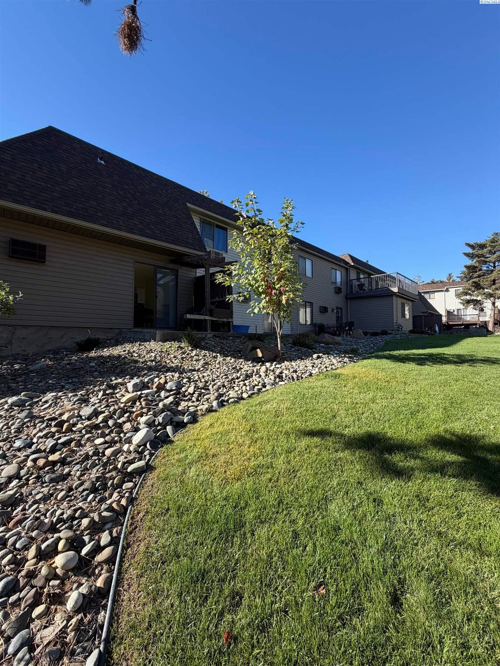 Photo of 600 SW Crestview St #22 St, Pullman, WA 99163 (MLS # 284719)