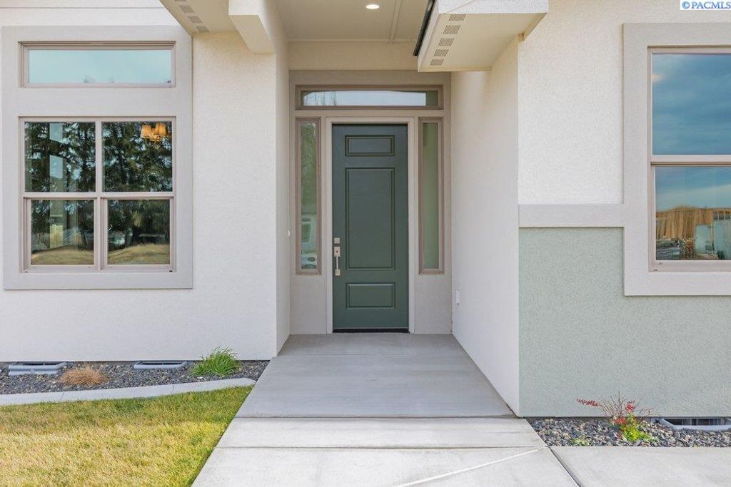 Photo of 1021 S Florida Pl, Kennewick, WA 99338 (MLS # 289745)