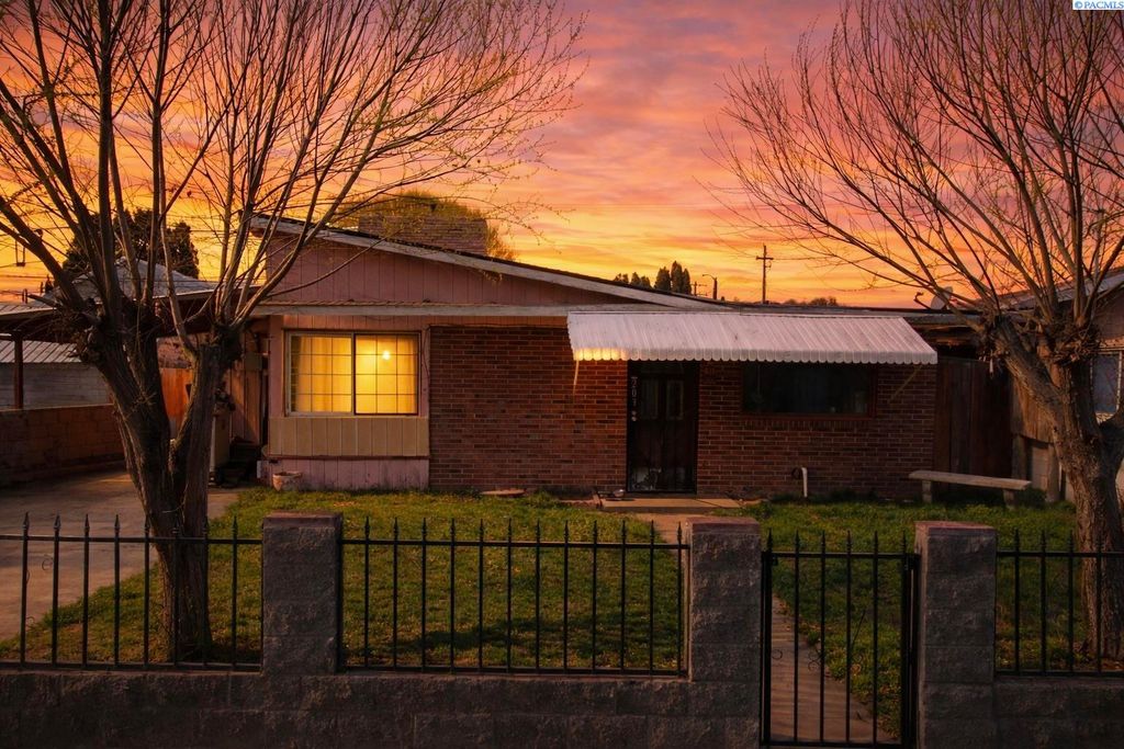 Photo of 203 N Hawthorne St, Toppenish, WA 98948 (MLS # 291356)