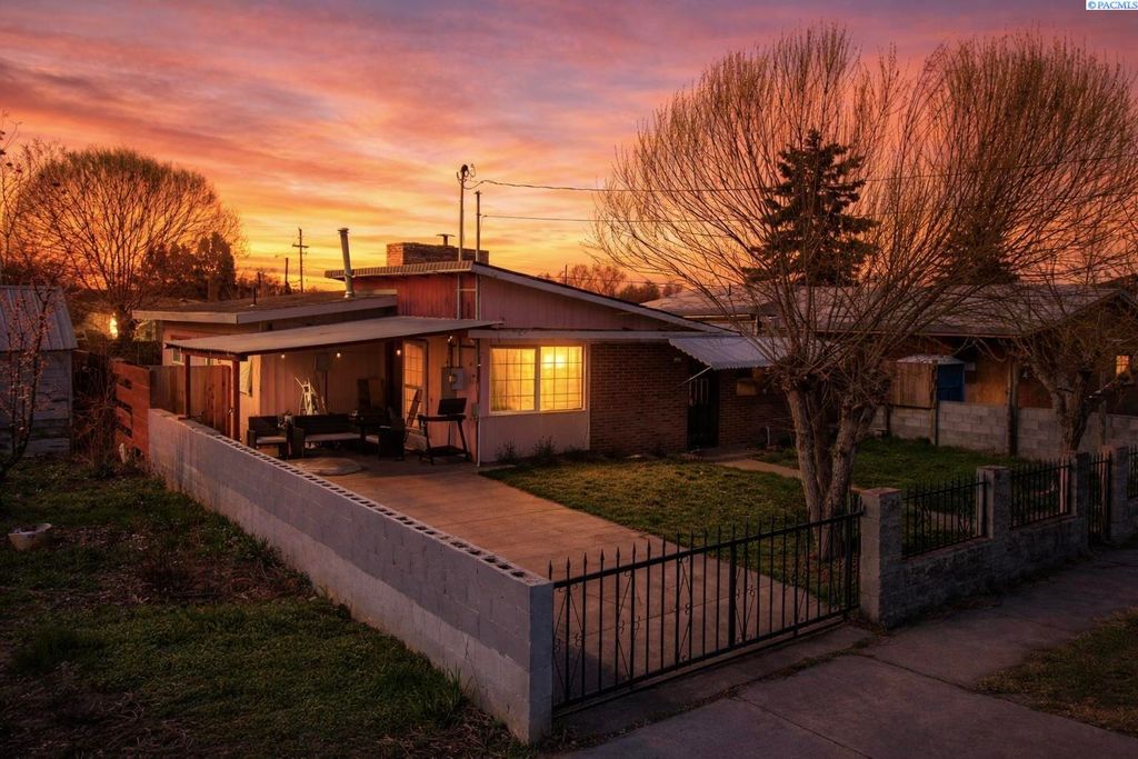 Photo of 203 N Hawthorne St, Toppenish, WA 98948 (MLS # 291356)