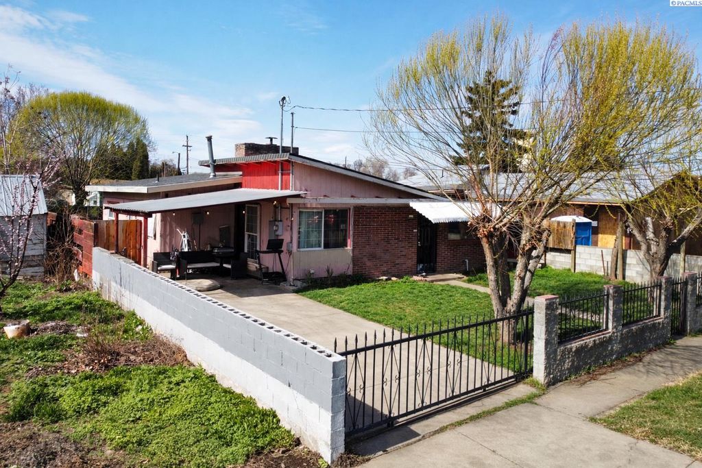 Photo of 203 N Hawthorne St, Toppenish, WA 98948 (MLS # 291356)