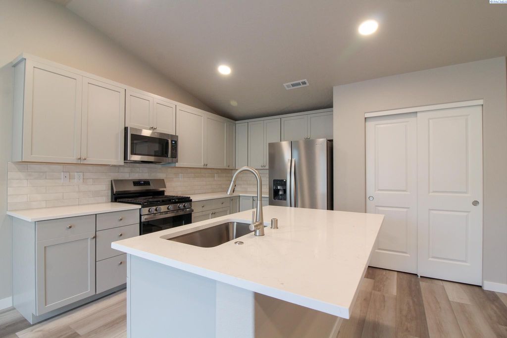 Photo of 3728 Barbera Street, Richland, WA 99352 (MLS # 288903)