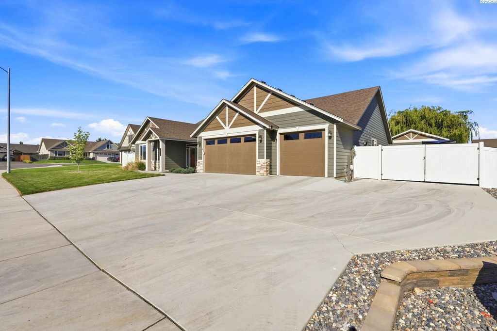 Photo of 6079 Juneberry Dr, West Richland, WA 99353 (MLS # 292716)