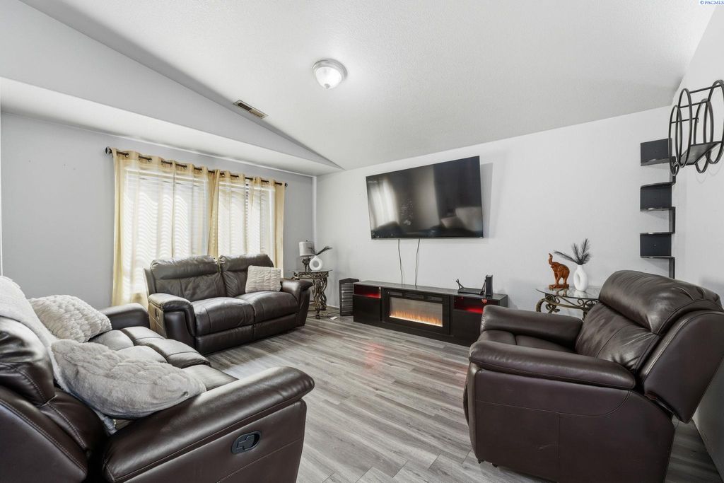 Photo of 5116 Cleveland Ln, Pasco, WA 99301 (MLS # 292172)