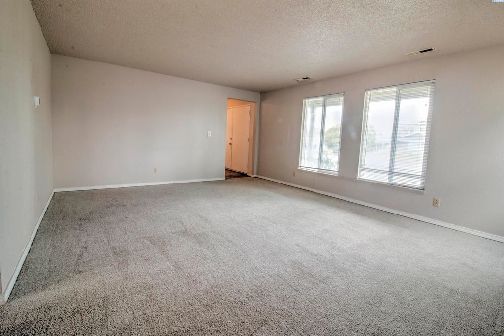 Photo of 2135 Blue Jay Ln, West Richland, WA 99353 (MLS # 291353)