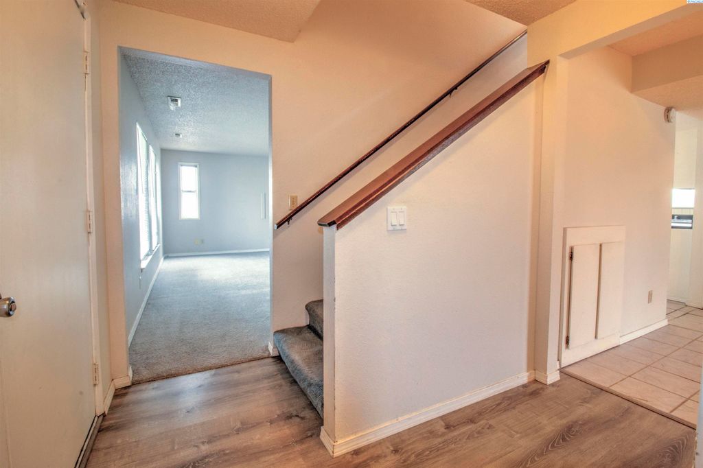 Photo of 2135 Blue Jay Ln, West Richland, WA 99353 (MLS # 291353)