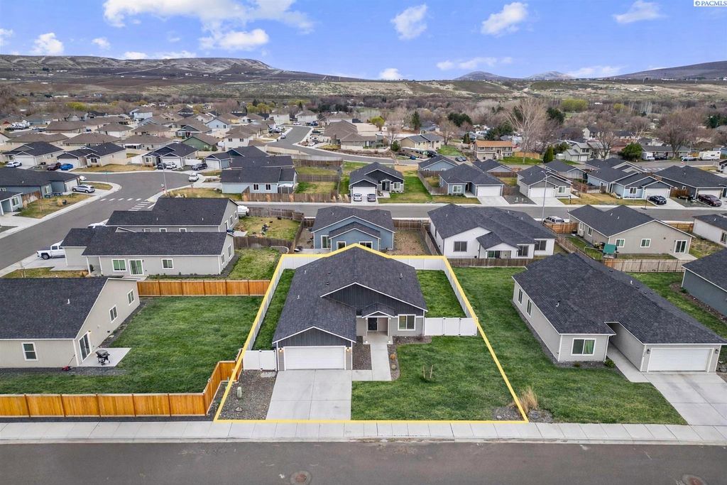 Photo of 1344 14th St, Benton City, WA 99320 (MLS # 291259)