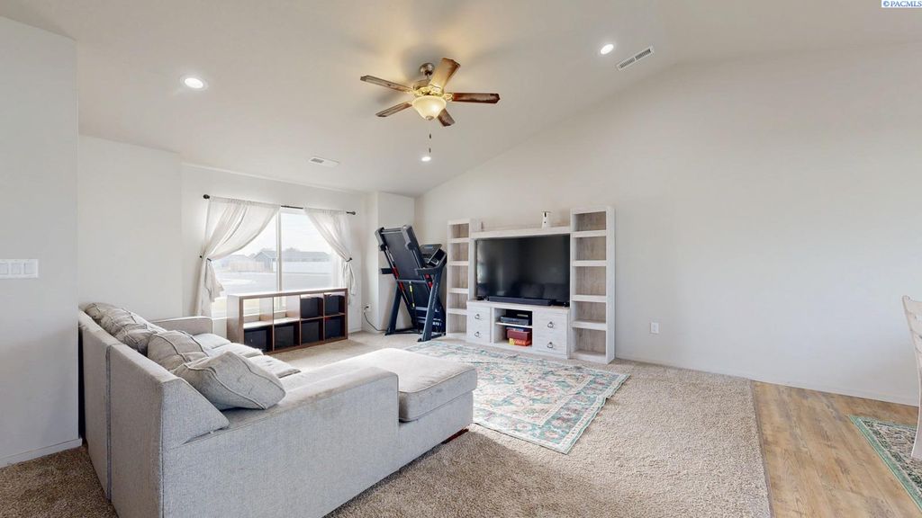 Photo of 907 E Cascade Street, Othello, WA 99344 (MLS # 288873)