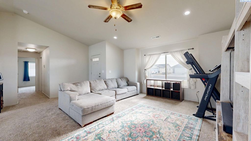 Photo of 907 E Cascade Street, Othello, WA 99344 (MLS # 288873)