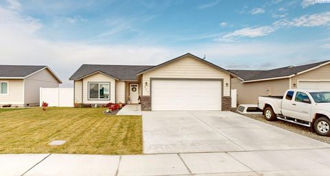 Photo of 907 E Cascade Street, Othello, WA 99344 (MLS # 288873)