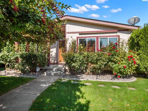 Photo of 8530 W Arrowhead Ave, Kennewick, WA 99336 (MLS # 287743)
