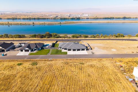 Photo of 113 Columbia Bluff Lane, Pasco, WA 99301 (MLS # 289068)