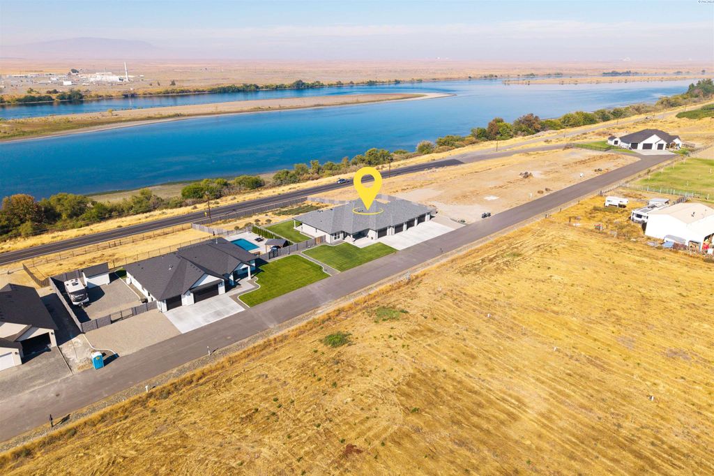Photo of 113 Columbia Bluff Lane, Pasco, WA 99301 (MLS # 289068)
