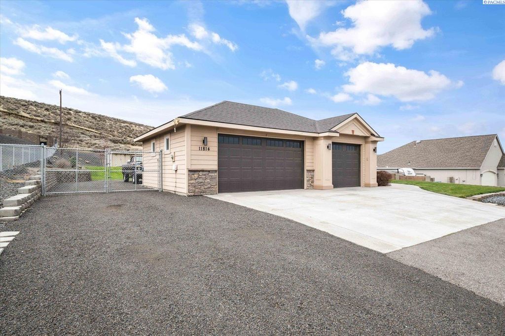 Photo of 11814 S Grandview Ln, Kennewick, WA 99338 (MLS # 289680)