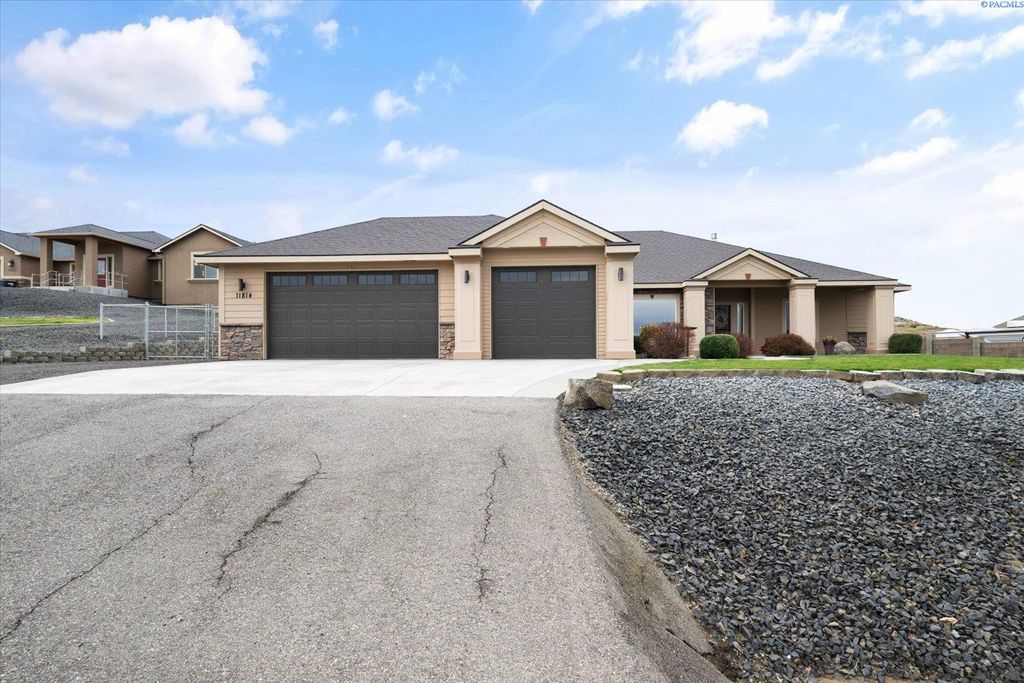 Photo of 11814 S Grandview Ln, Kennewick, WA 99338 (MLS # 289680)