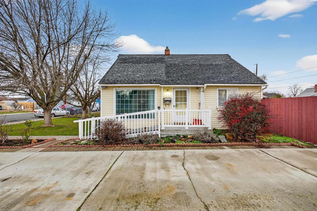 Photo of 702 S 12th St, Sunnyside, WA 98944 (MLS # 290359)