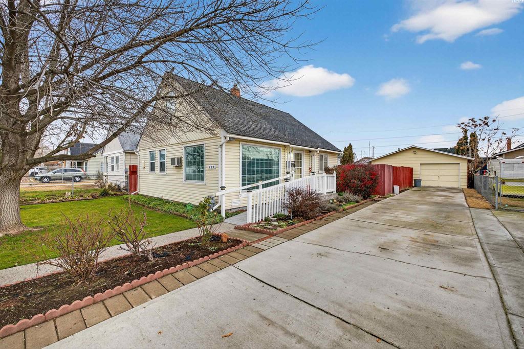 Photo of 702 S 12th St, Sunnyside, WA 98944 (MLS # 290359)