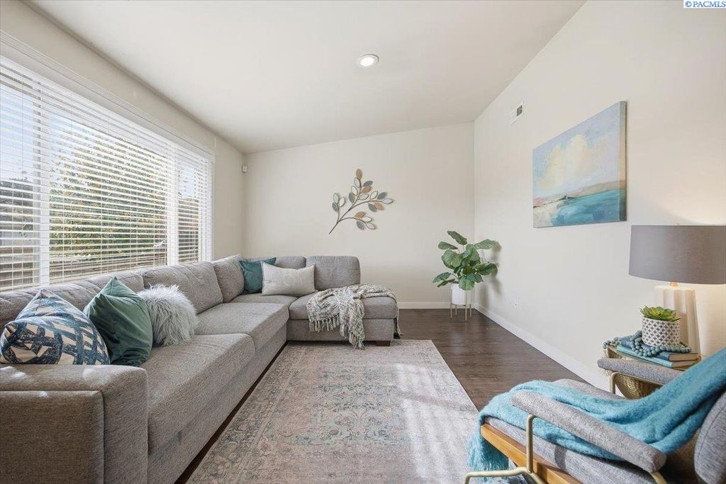 Photo of 118 S 23rd Place, Kennewick, WA 99337 (MLS # 288715)