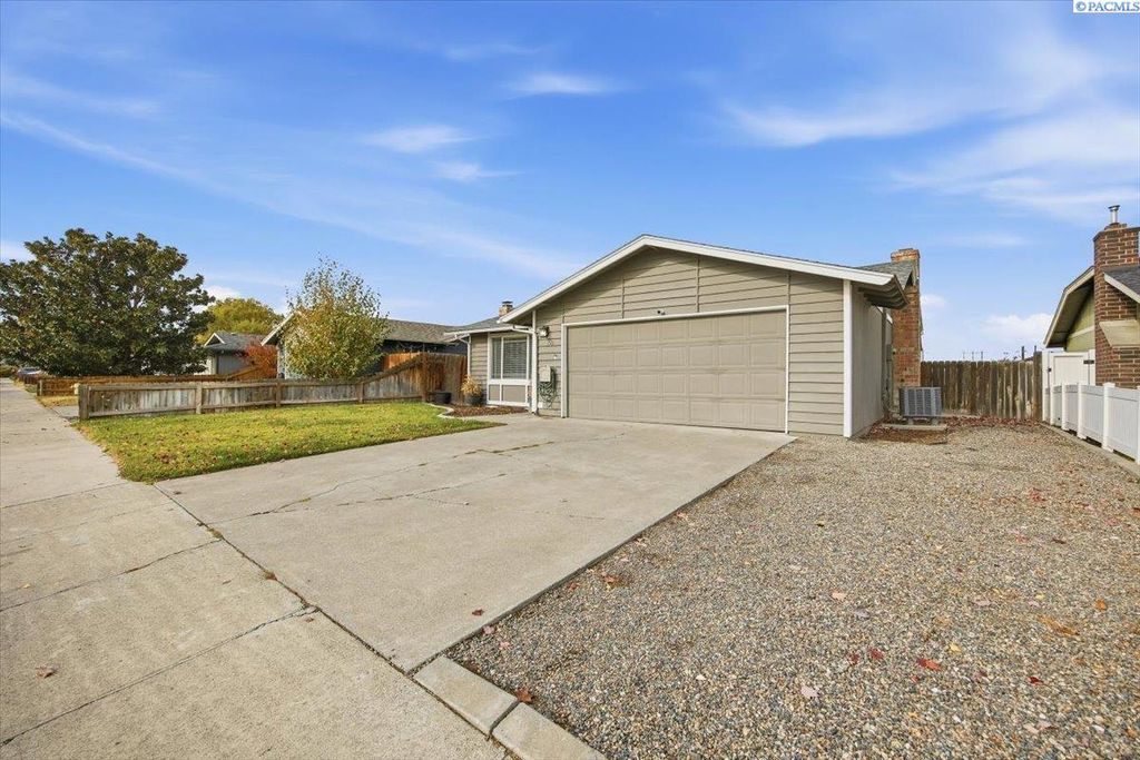 Photo of 118 S 23rd Place, Kennewick, WA 99337 (MLS # 288715)