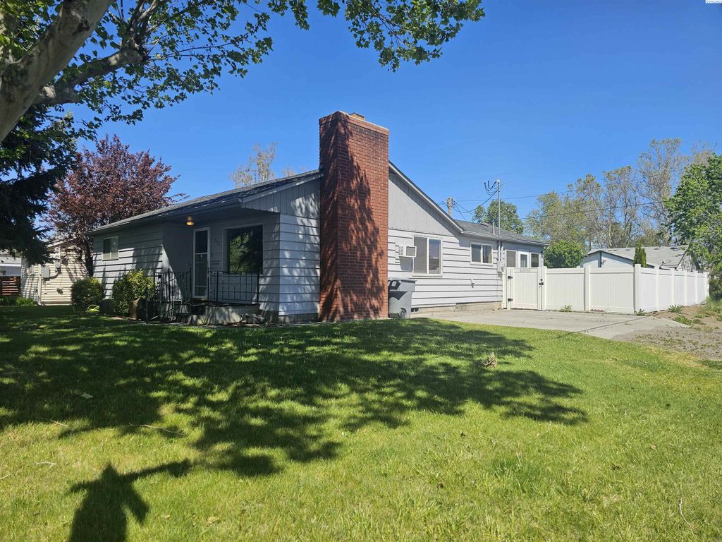 Photo of 502 Wright Avenue, Richland, WA 99352 (MLS # 292605)