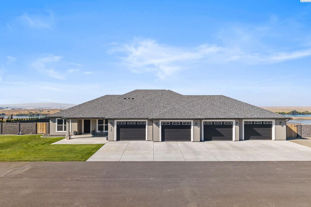Photo of 113 Columbia Bluff Lane, Pasco, WA 99301 (MLS # 290227)