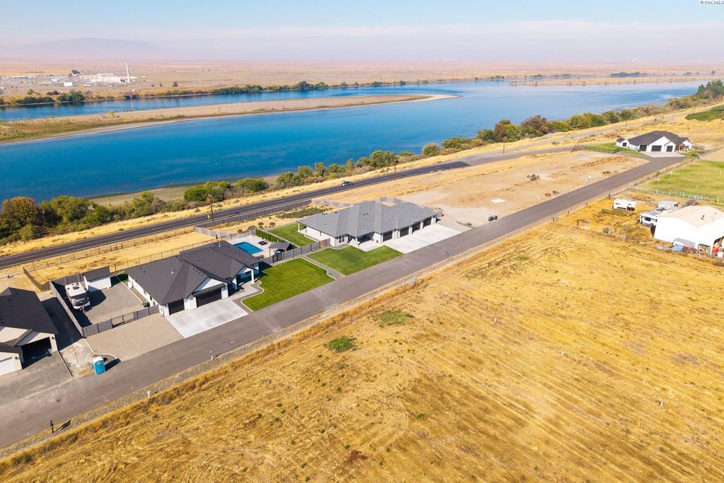 Photo of 113 Columbia Bluff Lane, Pasco, WA 99301 (MLS # 290227)