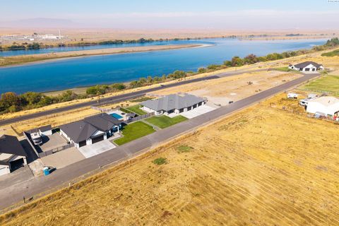 Photo of 113 Columbia Bluff Lane, Pasco, WA 99301 (MLS # 290227)