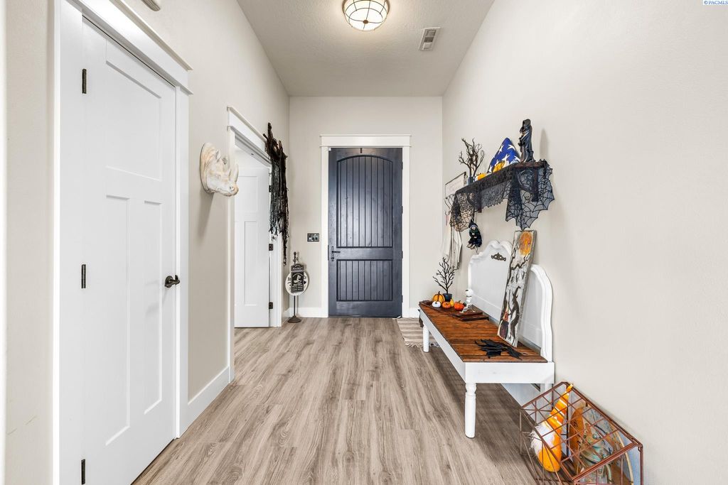 Photo of 113 Columbia Bluff Lane, Pasco, WA 99301 (MLS # 290227)