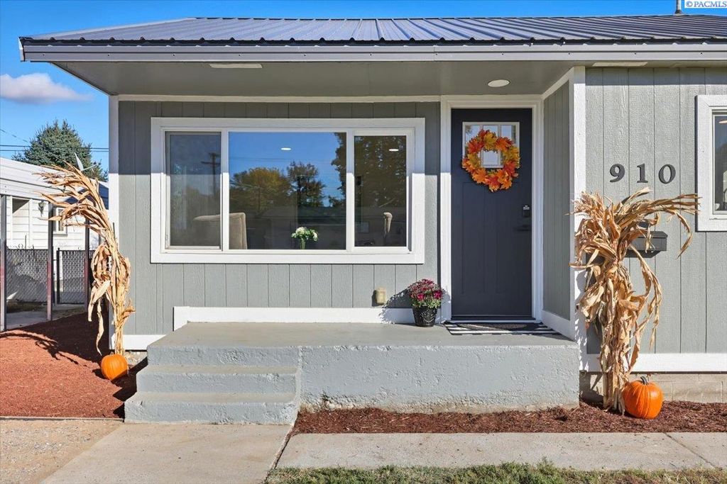 Photo of 910 Wright Avenue, Richland, WA 99352 (MLS # 288050)