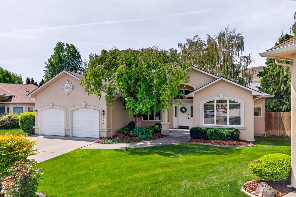 Photo of 1743 Pinot Ct, Richland, WA 99352 (MLS # 292627)