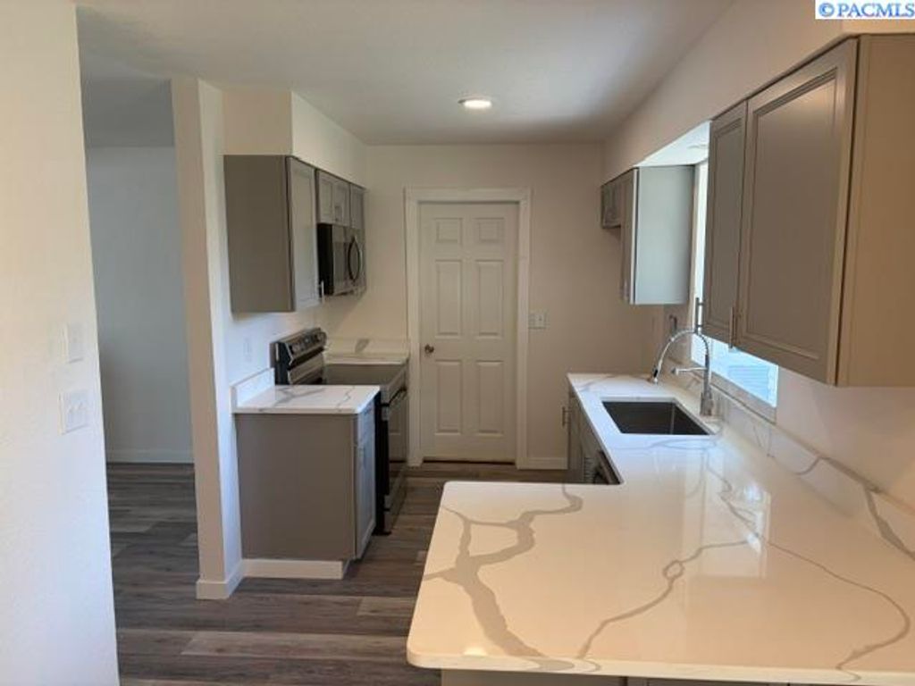 Photo of 5015 W 6th Pl, Kennewick, WA 99336 (MLS # 292725)