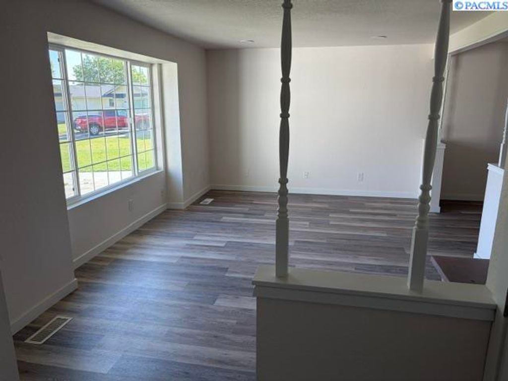 Photo of 5015 W 6th Pl, Kennewick, WA 99336 (MLS # 292725)