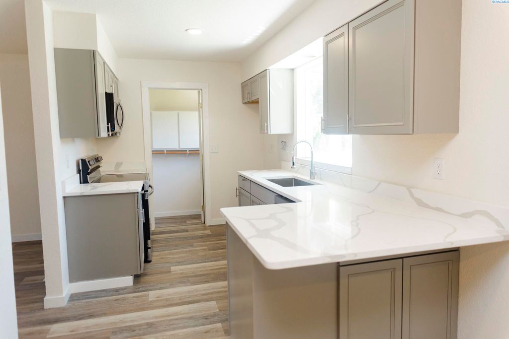 Photo of 5015 W 6th Pl, Kennewick, WA 99336 (MLS # 292725)