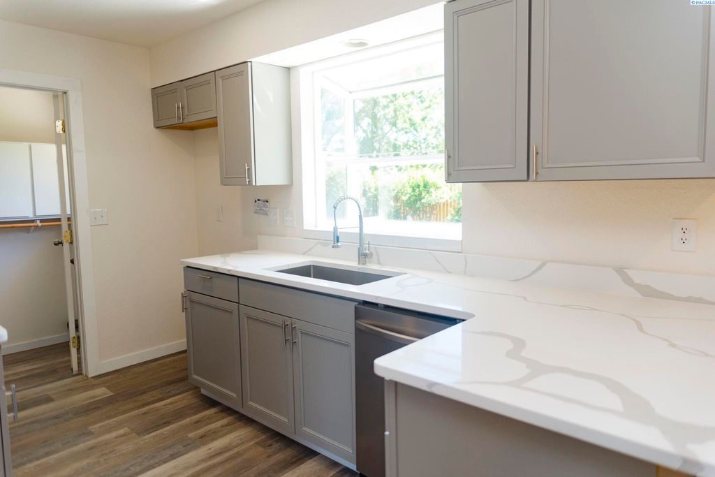 Photo of 5015 W 6th Pl, Kennewick, WA 99336 (MLS # 292725)