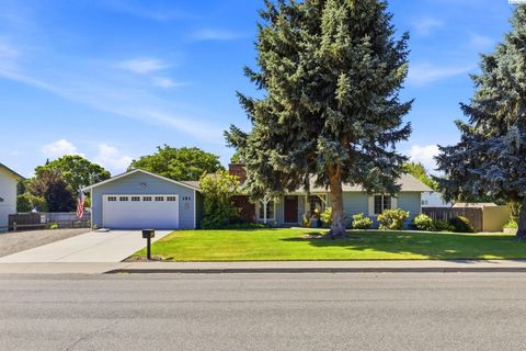 Photo of 141 Spengler St, Richland, WA 99354 (MLS # 294171)
