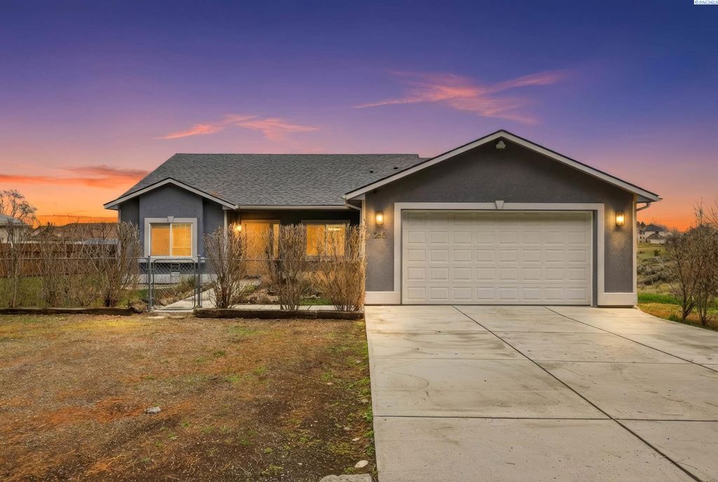 Photo of 260 E 45th Ave, Kennewick, WA 99337 (MLS # 290603)