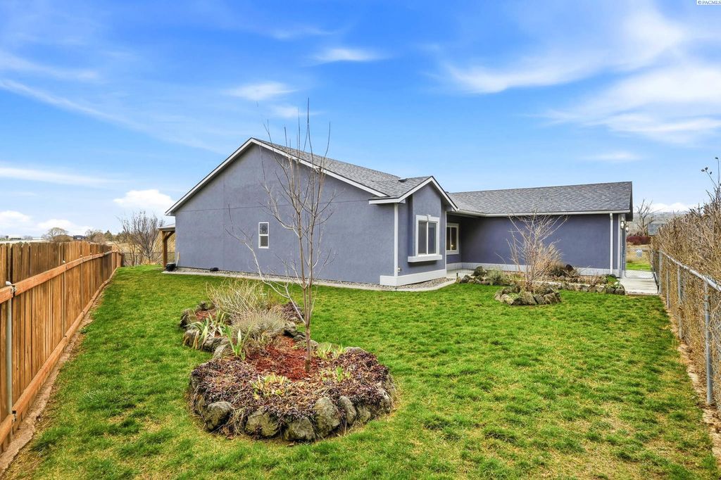 Photo of 260 E 45th Ave, Kennewick, WA 99337 (MLS # 290603)