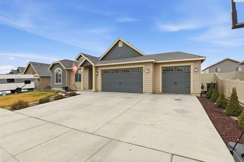 Photo of 104 Bravo Street, Moxee City, WA 98936 (MLS # 290589)