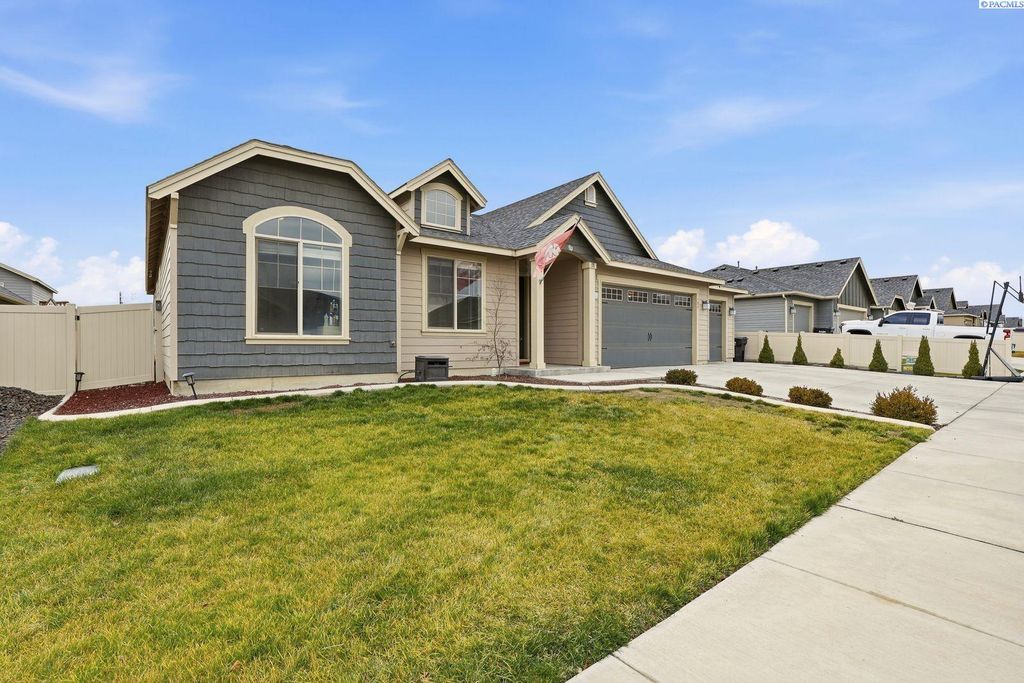 Photo of 104 Bravo Street, Moxee City, WA 98936 (MLS # 290589)