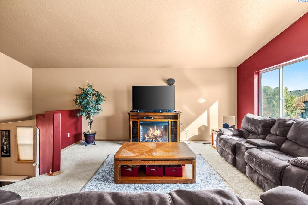 Photo of 5803 Saddle Creek Ln, Pasco, WA 99301 (MLS # 288251)