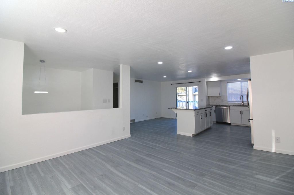 Photo of 8130 W Falls Place, Kennewick, WA 99336 (MLS # 288160)