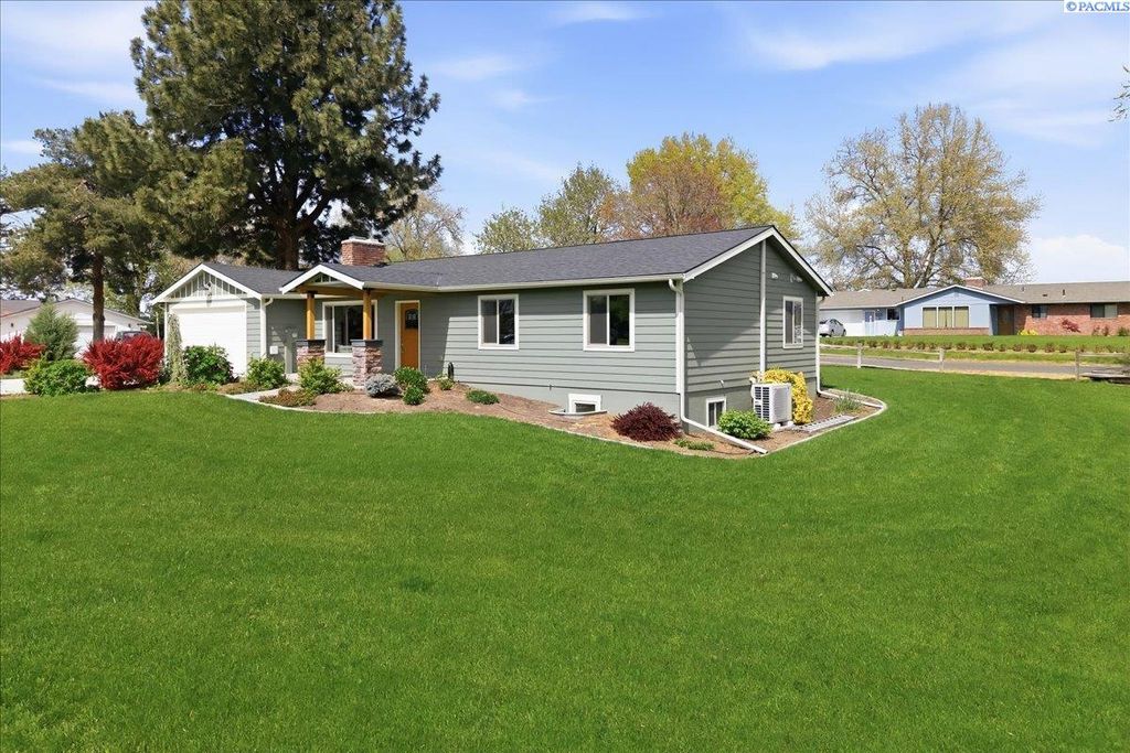 Photo of 919 Stanley Dr, College Place, WA 99324 (MLS # 292435)