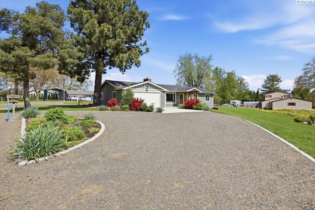 Photo of 919 Stanley Dr, College Place, WA 99324 (MLS # 292435)